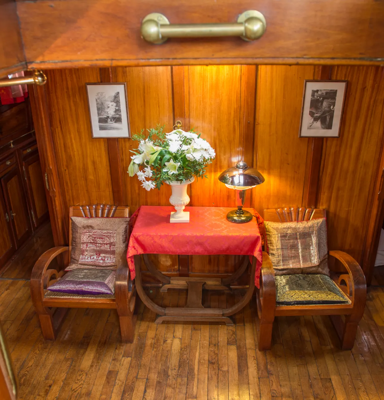 Petit salon d'époque sur un bateau à Bordeaux