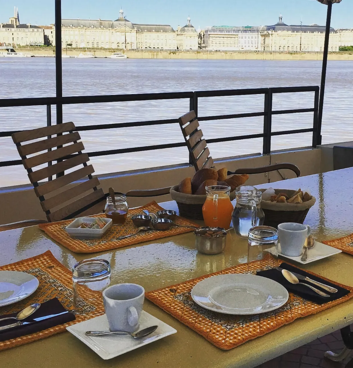 Petit déjeuner sur un bateau à Bordeaux