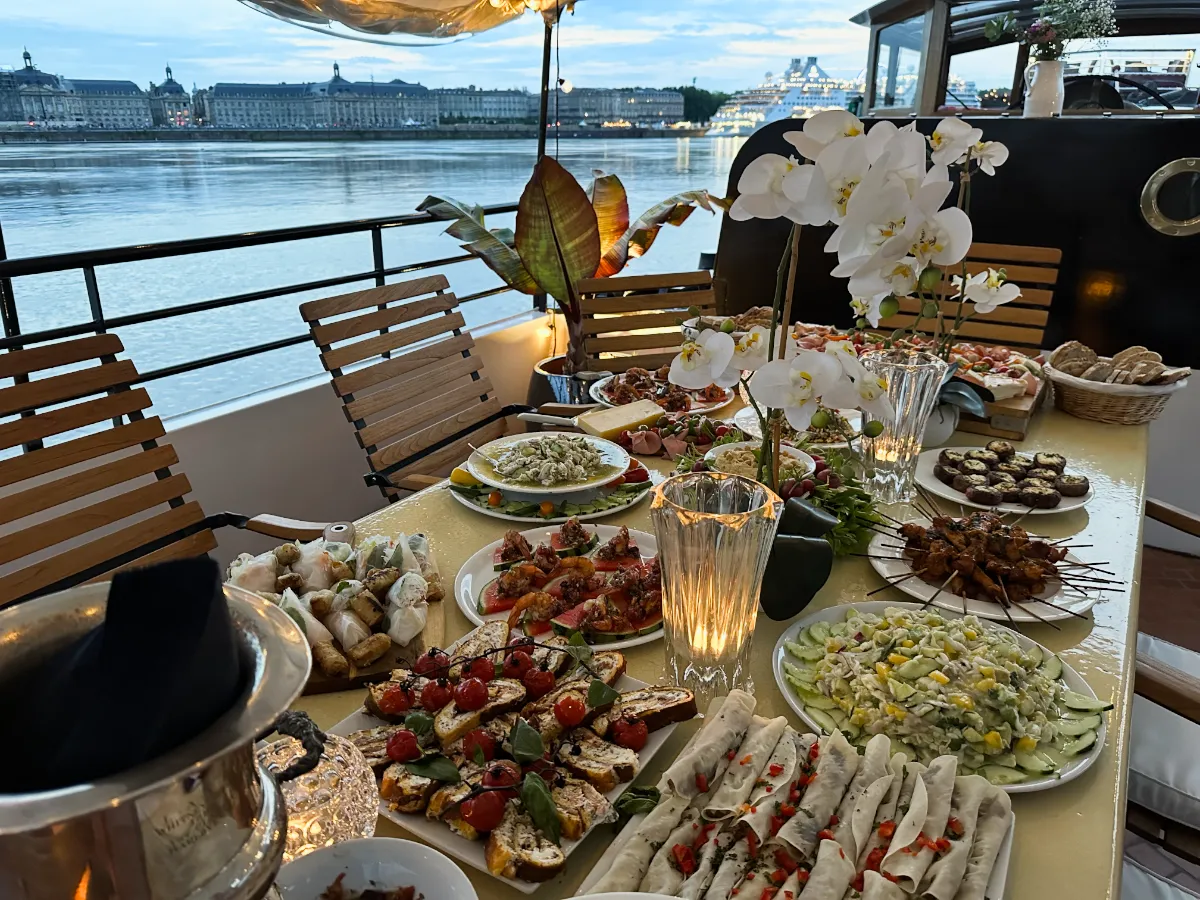 apéritif dinatoire à bord d'une péniche à Bordeaux