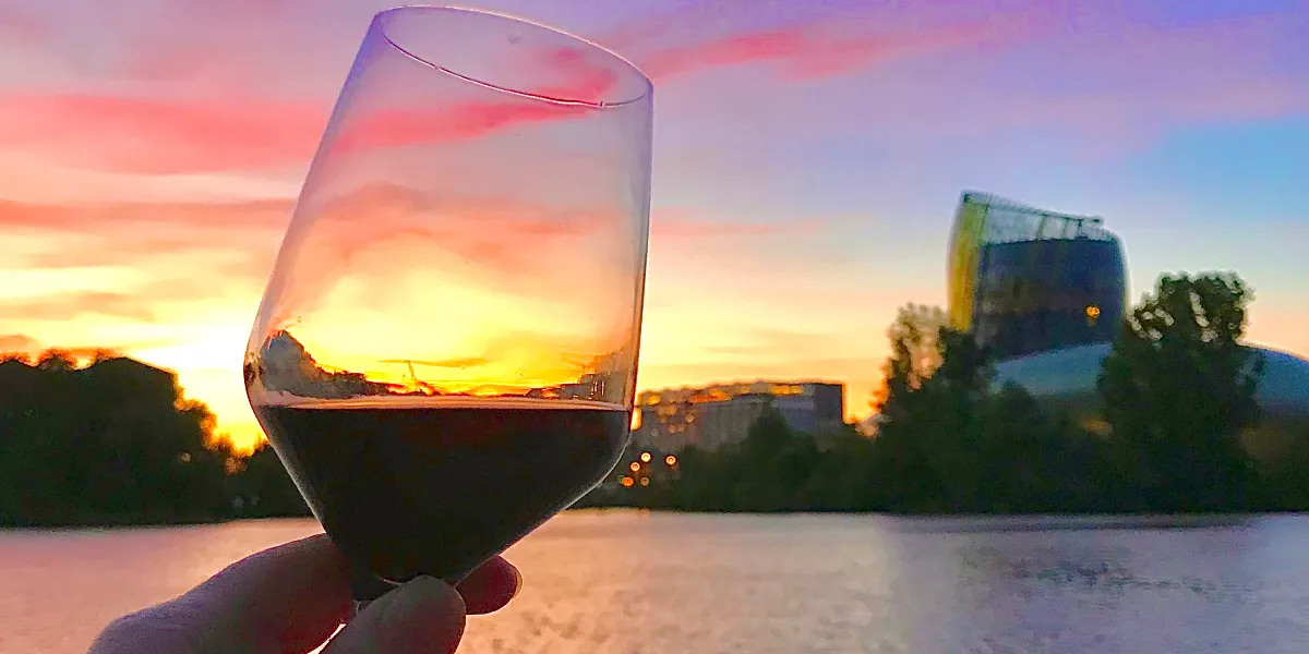 Coucher de soleil à Bordeaux sur la cité du vin