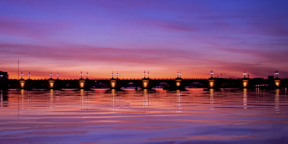 Coucher de soleil à Bordeaux sur le pont de Pierre