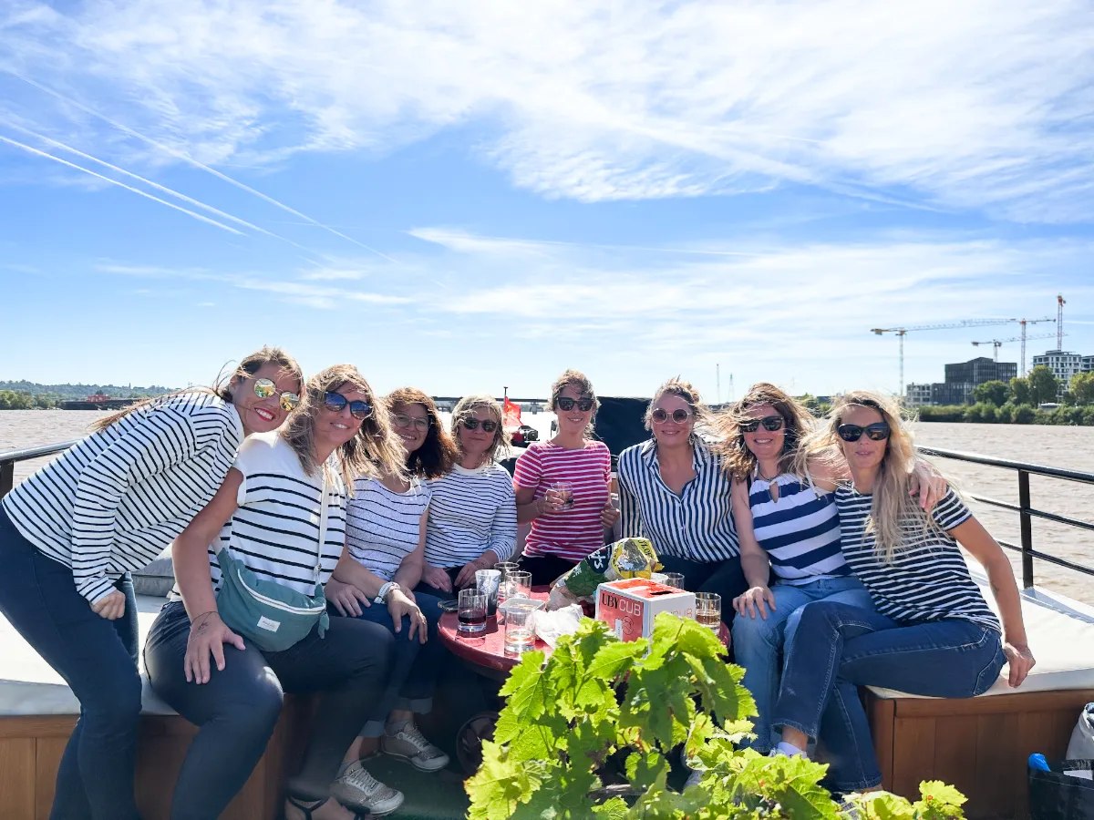 Groupe de filles lors d'une croisière festive en péniche à Bordeaux