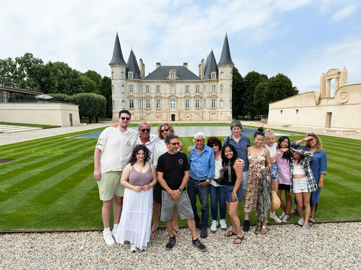 Groupe devant un château pendant la croisière des bons vins et vignobles du Médoc