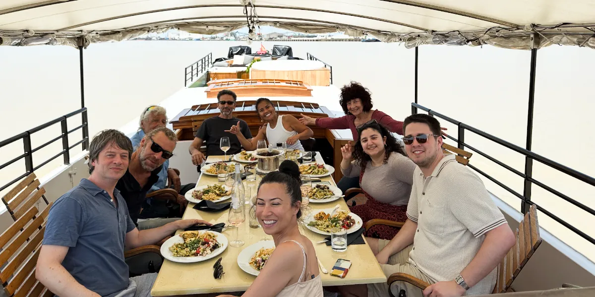 Passagers attablés lors d'une croisière privée à bord de la péniche Tango