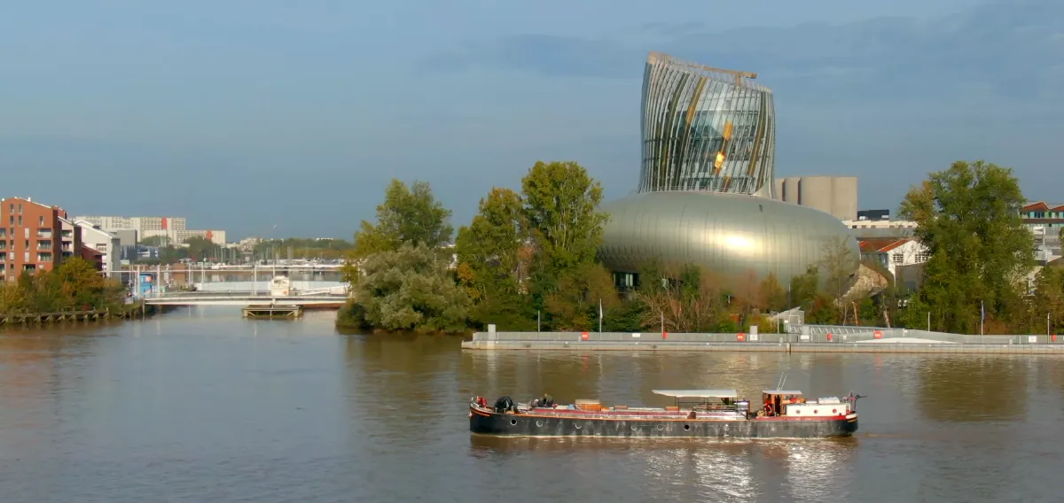 La péniche Tango devant la Cité du Vin à Bordeaux