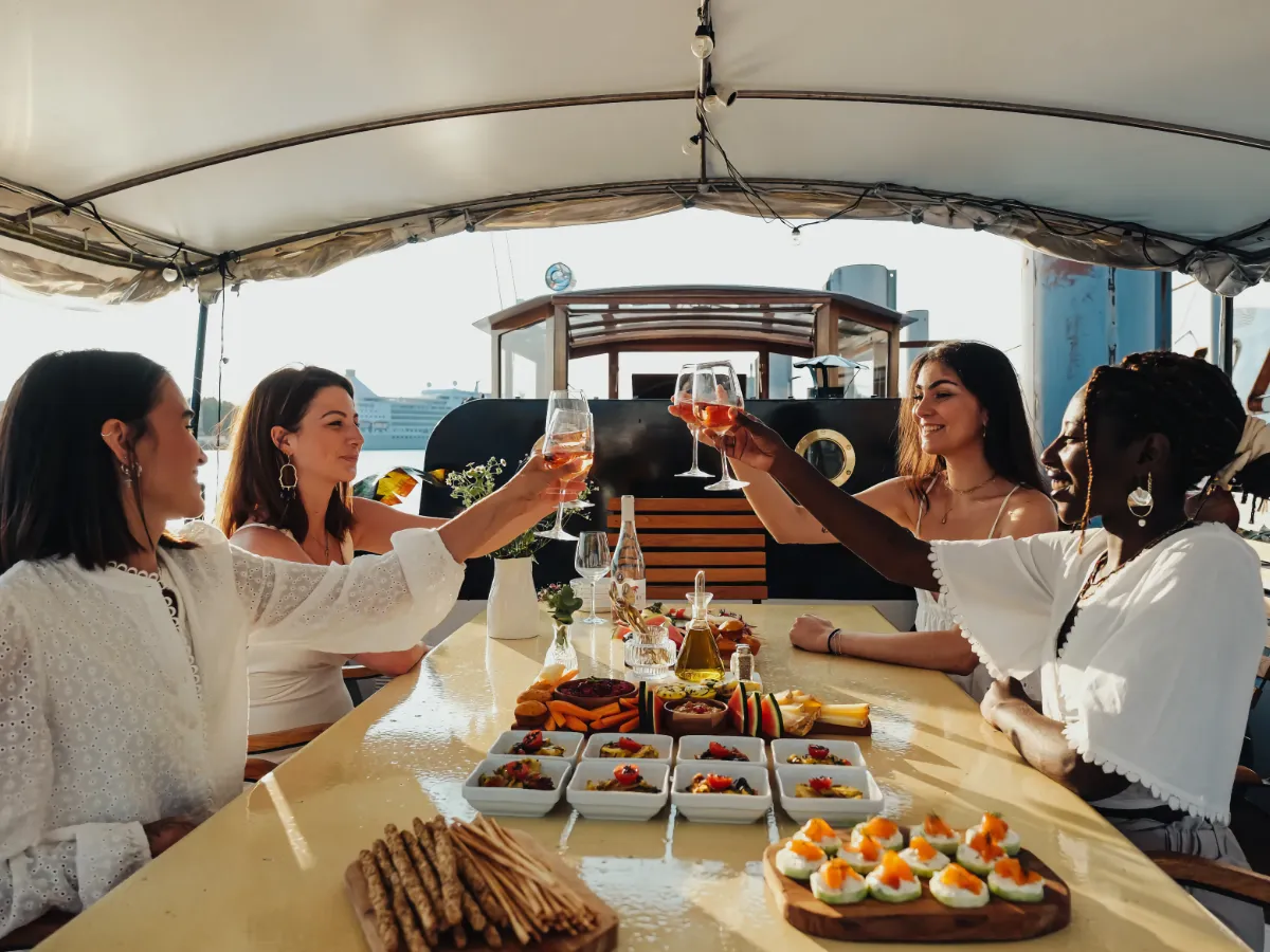 Quatre filles qui trinquent lors d'une croisière apéro à Bordeaux