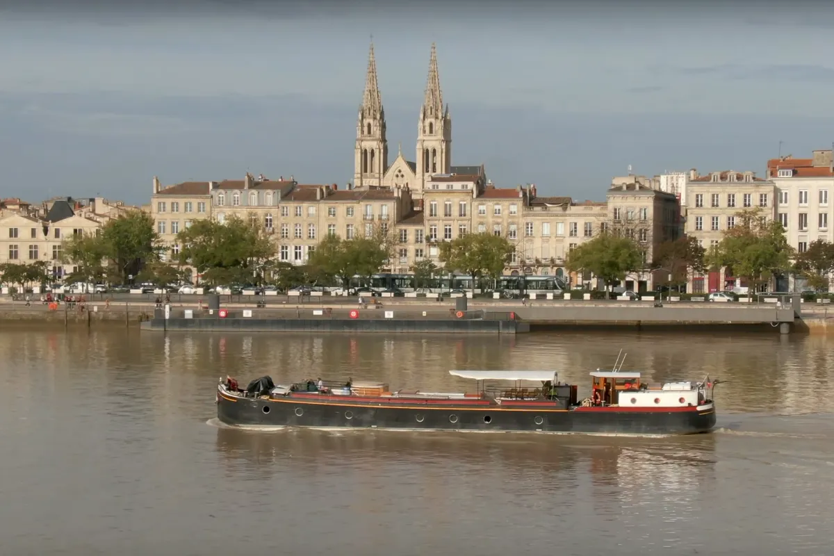 La péniche tango vogue sur la Garonne